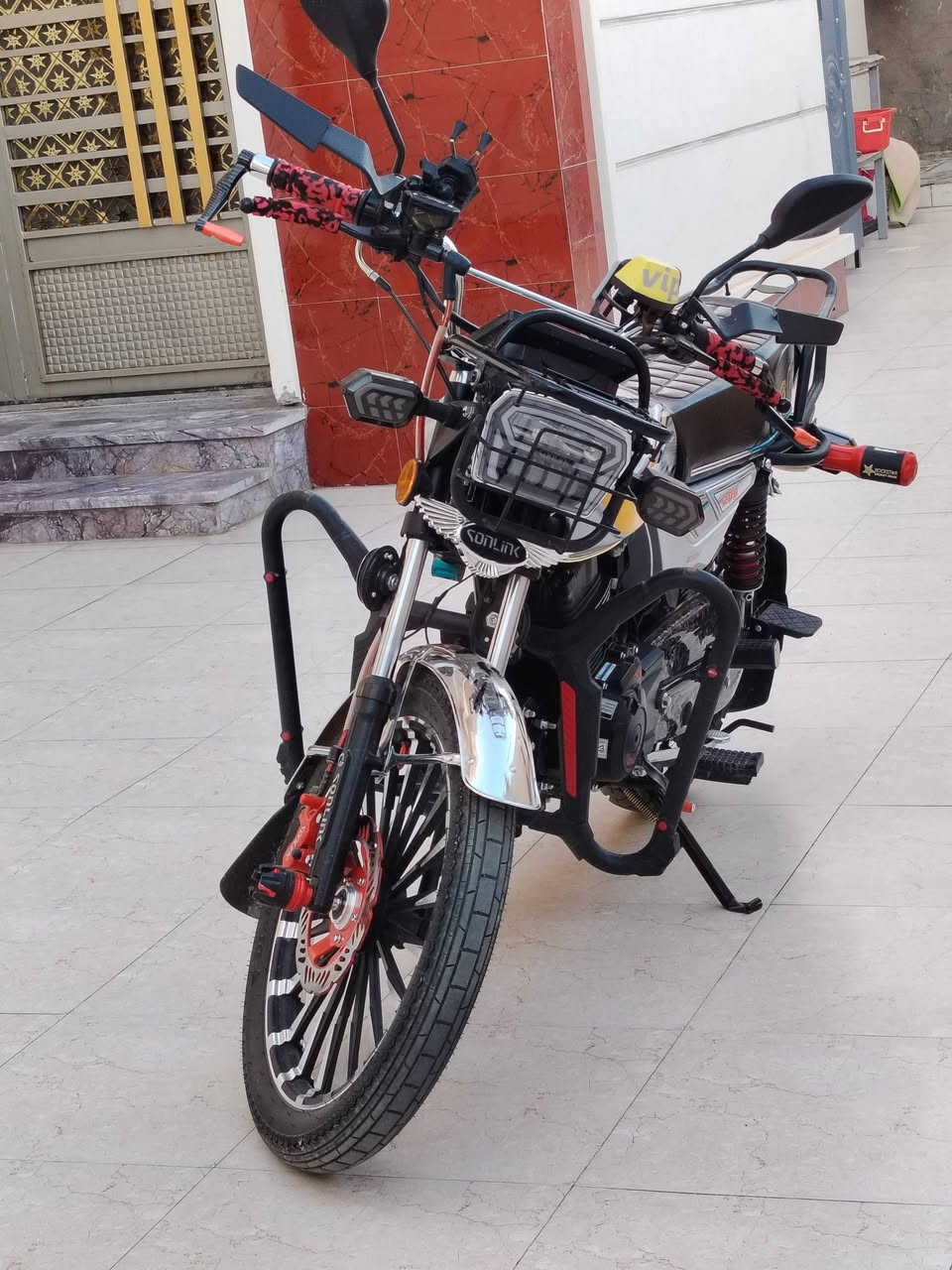 دراجة سولك للبيع
موديل 2025
محرك 200 (ضاغطة وزنجيل) 
بعدها جديده ومجمبزه فول
السعر (مليون و100) وبيها مجال قليل
للتواصل ***********
