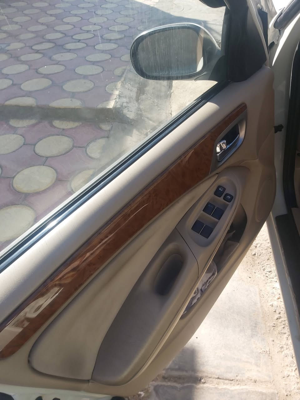 للبيع سني ٢٠١٠ ياباني باسمي رقم بغداد ماشيه ١٦٩ الف وكشمه. بدون صبغ بيها بالدعاميه الاماميه طخه بسيطه وموضحه بالصور..السعر ١٢ الف دولار.مكان السيارة فلوجه.السيارة حلوه وصارلها عدنا اكثر من ٥سنوات ولله الحمد لوز وجوز..الاتصال على ***********
