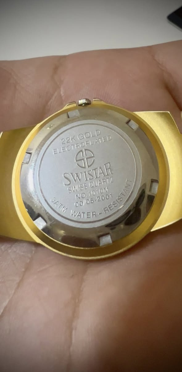 مزايده ساعة Swistar سويسري اصلي وكالة قطعة نادرة جداً سنة الصنع 2001 طلاء ذهب عيار 22 مكينه كوارتز سويسري الساعه في حالة جيدة جداً وانطي ضمان أنوا الساعه اصليه وكاله + طلاء الذهب وتحتوي على غرام تقريباً وعلى طبقة حمايه قويه جداً + مرصعه من الداخل بحجر سواروفسكي والساعه ضد الماء وهذا رقمي ***********
