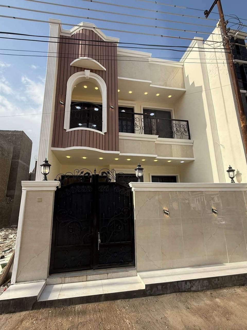 سلام عليكم عندي بيت البيع بمجمع السلطان الاول
على الشارع الرئيسي عرض الشارع ١٢م 
مساحة البيت ١٢٠م واجهة ٦ نزال ٢٠ 
الشغل البيت كلش مرتب 
يحتوي البيت على ٤غرف نوم -صالة -استقبال 
مطبخ-خدمات -بيتونة-عدد ٢ حديقة ونافورة خارجية
البيت بسمي تنازل من الشركة 
استفسار اتصال او مراسلة واتساب  ***********
