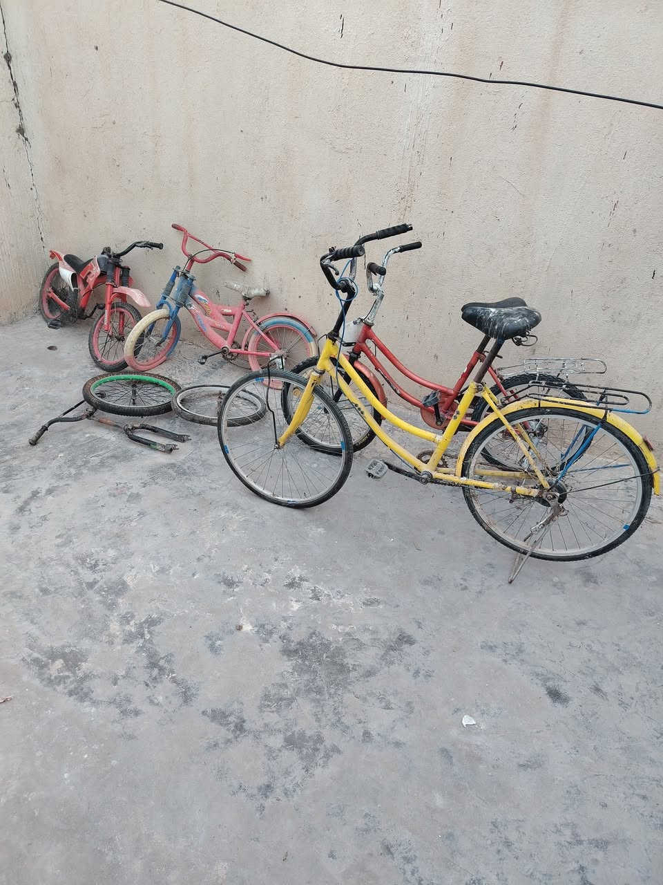 بايسكلات للبيع اول ثنين مابيهن شي نظيفات وثنين عاطلات كلهن 75 الف مكان الزبير الصحفين الثانيه للتواصل
***********
