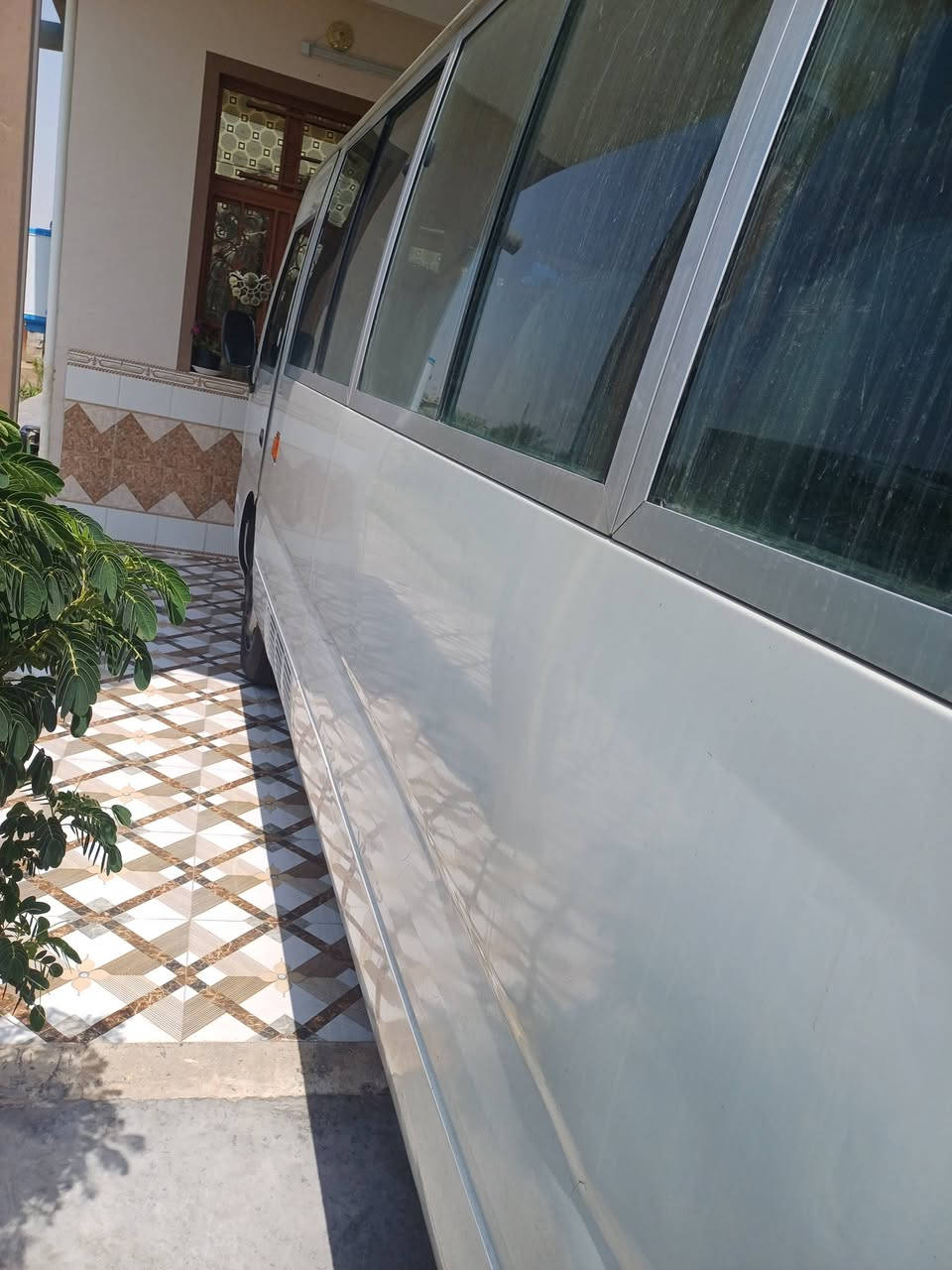 سلام عليكم كوستر ٢٠٠٩ مصبوغه من جام وجوه وبيه طخات بصيطه مامصلحه سعر ١٩٥ سياره بسمي ***********
