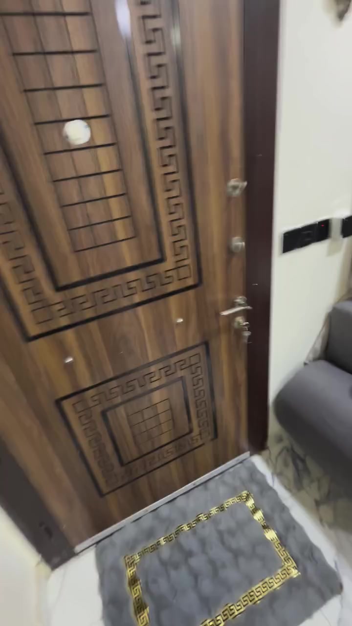 شقه لل ايجار مساحة 80 متر في الكرادة قرب ساحة كهرمانة فرع مستشفى الماس الاهلي بناية الشيد 5 طابق ارضي
كراج تحت الارض وسكيرتي وخدمات نفايات 
صاله وغرفتين نوم وحمام ومطبخ 
مؤثثه بل كامل  
3 اشهر مقدم معى تأمينات 
عقد 6 اشهر او سنوي
ثريات وسبالت
***********
