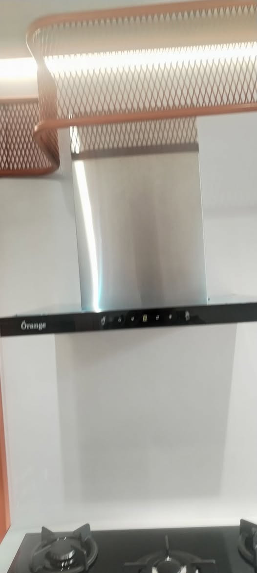 تعد مرشحات هواء أورنج (Orange) حجم 60 سم خياراً ممتازاً للمطابخ العصرية، وتتوفر بموديلات مثل O-60CT-DSC أو TE-OH60T-BG2،

السعر الجديد 265 الف ✅
السعر القديم  285  الف ❌ 

المميزات:
 وتتميز بتصميم أنيق (أسود أو ستيل) وتعمل باللمس مع ميزات التنظيف التلقائي، 3 سرعات، فلتر فحم، ومصابيح إضاءة هالوجين، وتناسب المساحات الصغيرة والمتوسطة بفعالية. 
أبرز مواصفات ومميزات مرشحة أورنج 60 سم:
الأبعاد: 60 سم مناسب للمساحات الصغيرة والمطابخ العصرية.
نوع التحكم: تحكم باللمس (Touch Control) بالإضافة إلى خاصية التحكم عن طريق الموجة (Gesture Control) في بعض الموديلات.
الفلاتر: تأتي مع فلاتر فحمي (لإزالة الروائح) وفلاتر فولاذية قابلة للتنظيف (عادةً 2 أو 3).
الأداء: تنظيف تلقائي (Auto Clean) و3 مستويات سرعة لتناسب كثافة الطهي.
الإضاءة: مزودة بمصابيح هالوجين أو LED لرؤية واضحة أثناء الطهي.
التصميم واللون: تتوفر بألوان مثل الأسود الأنيق أو الستيل المقاوم للصدأ.

تعتبر هذه الشفاطات مثالية للتخلص من الروائح والدهون بفضل قوة السحب العالية وتصميمها الفعال.

للحجز والاستفسار *********** واتساب
للحجز والاستفسار *********** واتساب
للحجز والاستفسار *********** واتساب

تتوفر خدمة التوصيل مجاني كافة مناطق بغداد
