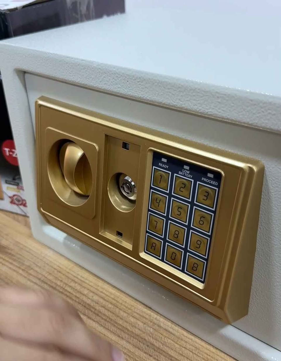 قاصة حجم صغير من سلفر كلاس

المميزات:

قاصة مثالية للاستخدام المنزلي

يوفر صندوق لحفظ الآمن

هيكل خارجي من المعدن عالي الجودة

يمكن وضع رمز حماية مكون من 1-8 أرقام

بطانة من السجاد في الجزء السفلي الداخلي لحماية مجوهراتك وساعتك الثمينة وبطاقتك وأموالك من أي تلف أو ضرر

القاصة مقاومة للحرائق

الوزن:4.5kg

المنشأ: الصين

أبعاد المنتج: الارتفاع: 20 سم الطول:20 سم العرض:30 سم

طريقة برمجة الكود:

1. افتح باب الخزانة

2. اضغط على الزر الأحمر الموجود في الجزء الخلفي عند المفصل لغاية سماع صفرتين مع إضاءة الضوء الأصفر

3. أدخل الرمز الذي تود أن تعتمده للخزانة يمكن استخدام 1 الى 8 ارقام

4. تأكيد الرمز اضغط على حرف A

5. خلال 15 ثانية ستصدر الخزانة صوت تصفير مرتين مع اضاءة الضوء الاصفر

6. تم الان ضبط الرمز الشخصي للخزانة الخاص بك

الملاحظات:

لفتح الخزانة قم بأزالة الغطاء البلاستيكي الصغير بعدها ادخل المفتاح ادر بعكس اتجاه عقارب الساعة و أدر المقبض مع عقارب الساعة ( أي بالاتجاه المعاكس )

عند نفاد البطارية يتم تشغيل إضاءة باللون الاحمر

لا تقوم بخزن المفتاح داخل الخزانة بغداد, العراق


**إذا كنت صاحب هذا الإعلان وتريد حذفه لأي سبب، رجاءا أرسل رسالة إلى الدعم الفني**