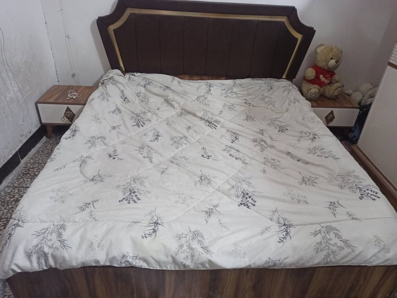 غرفة نوم تركي 4بوب سلايت جربايه وكومديات 2ميز مرايه نجف ميسان السعر 350الاتصال على الرقم ***********
