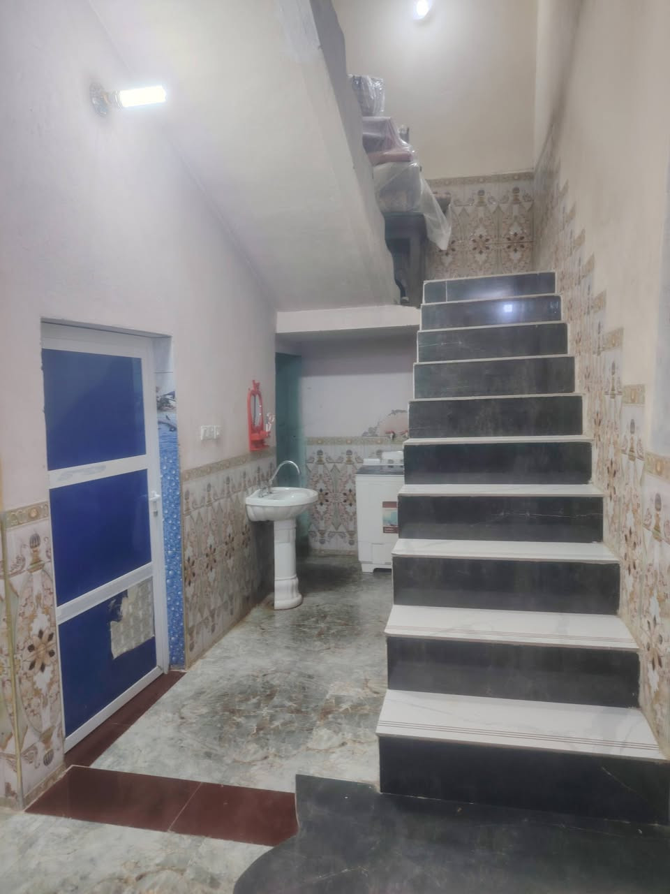 بيت للبيع في حي السلام مقابل مجمع العزه السكني  كامل الخدمات مساحته ٢٠ ٢ هاتف ***********
