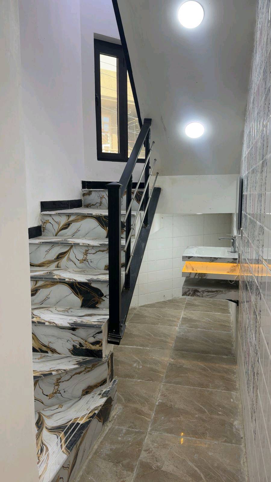 بيت للبيع مساحخ 55 واجهه7,752
الدوره ابو طياره قرب مطعم بيك جكن يتكون من 2غرف نوم استقبال مطبخ 2 حمامات