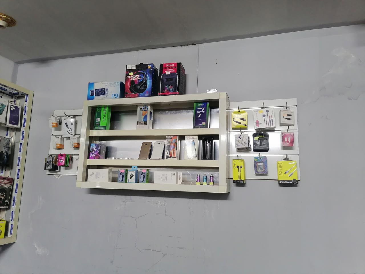 اخوان مكتب موبايلات كامل من كلشي المكتب كله جديد الغراض الي بي مال اجهزه جديده
والديكور بعده بلايلون (ميز مكتبي +ميز صيانه+فاترينات رفوف2 فاترينات تعليك2 فاترينه موبايلات +كرسي+غراض صيانه) 

سعر المكتب مليونين وبي مجال الله شاهد بس الديكور مكلف مليون او600

اي استفسار ***********
