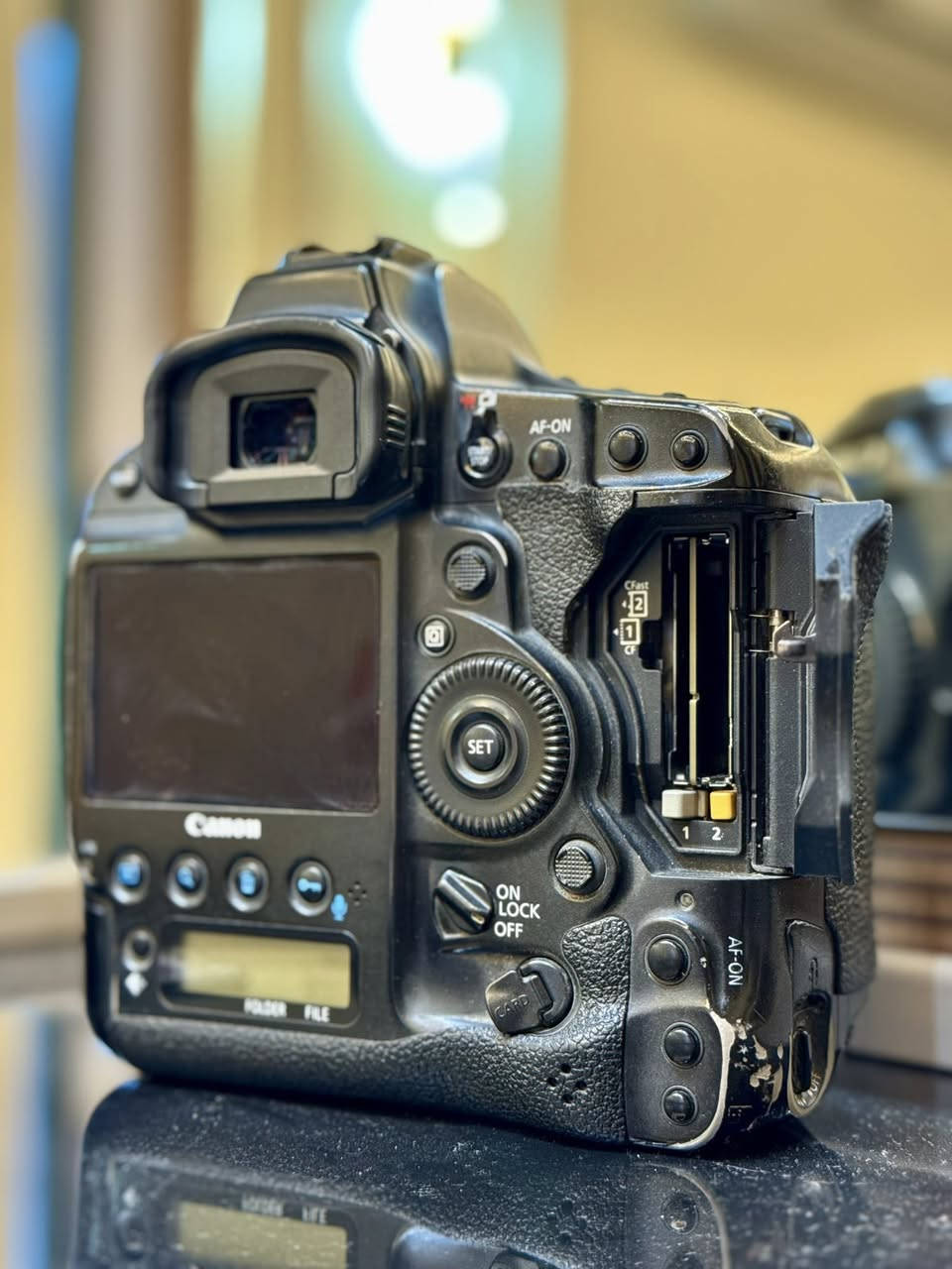 📸 للبيع | Canon EOS-1D X Mark II
كاميرا احترافية بحالة ممتازة  ومجهزة بالكامل، مناسبة للمصورين المحترفين وتصوير المناسبات والرياضة.

🔹 المواصفات والملحقات:
• بطاريتان  
• شاحن أصلي  
• ذاكرة 128GB  

💰 السعر: 17 ورقة  
📍 مكاني : كربلاء  

📞 للاستفسار والتواصل:
0775 896 8301

