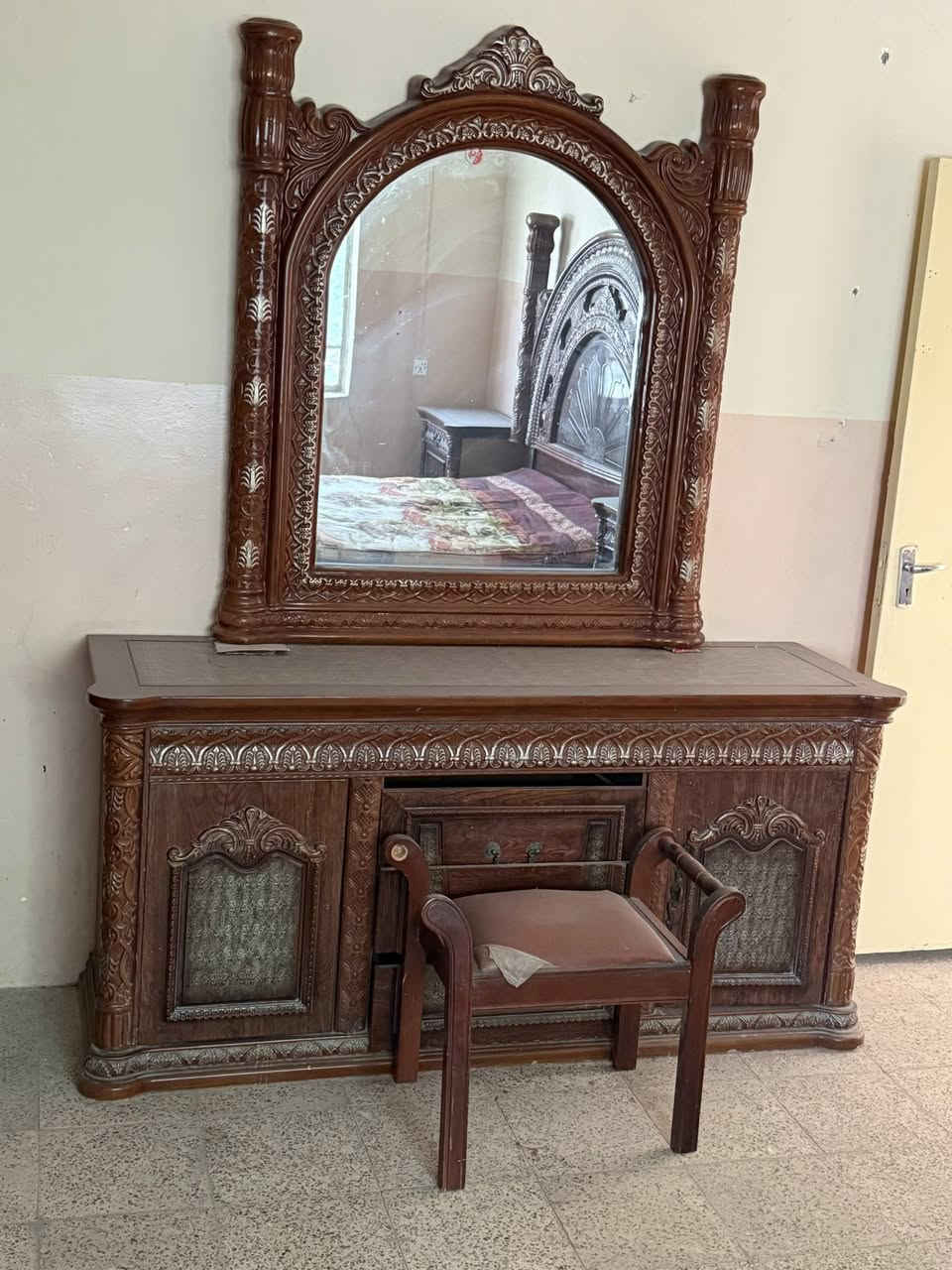 سلام عليكم غرفة ماليزي للبيع السعر ٥٠٠للاتصال او المراسلة  ***********
