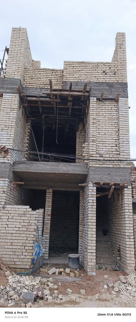 السلام عليكم عندي بنايه استثمار تتكون من طابقين ونص طابق الثاني والثالث معزول عن طابق الارضي قيد الانشاء موقع زراعي الخطيب شارع مشمشه فرع اسواق الباشا قريب لهياكل فرع مقابيل دكتور منعم 
تواصل ***********
***********
باداره المقاول ابو فاطمه
