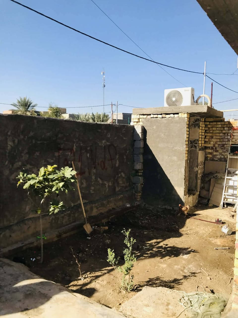 ياالله دار للبيع المساحه250م طابو صرف جاهز للسكان البيت يتكون من غرفتين نوم وحده سويت 
وصاله كبيره ومطبخ حار وبارد صحيات خارجي وداخلي بناء البيت2024 بناء طابوك صب مسلح 
العنوان طويريج ام الهوى شارع الحمداني الاستفسار مراسله صفحه او الاتصال على الارقام التاليه او مراجعه مكتب سيد علي النعيمي 
***********
***********
***********
