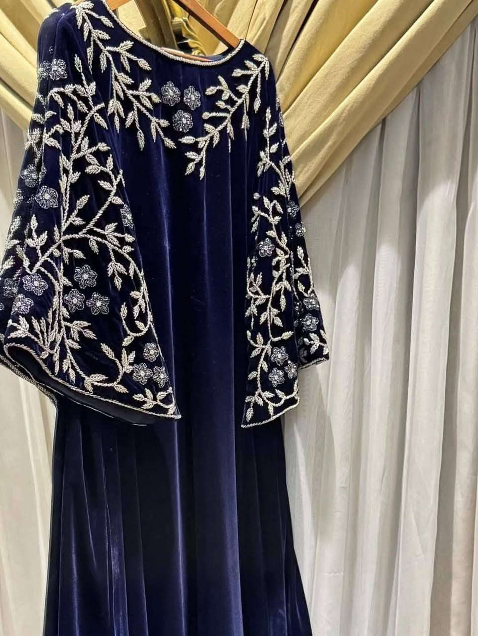 اخر حجوزات العيد 🙊🤍 
متاح كل المقاسات ومتاح مقاسات خاصه ل ١٥٠ ك 🤍
للطلب والحجز من هنا Lely Store ��


**إذا كنت صاحب هذا الإعلان وتريد حذفه لأي سبب، رجاءا أرسل رسالة إلى الدعم الفني**