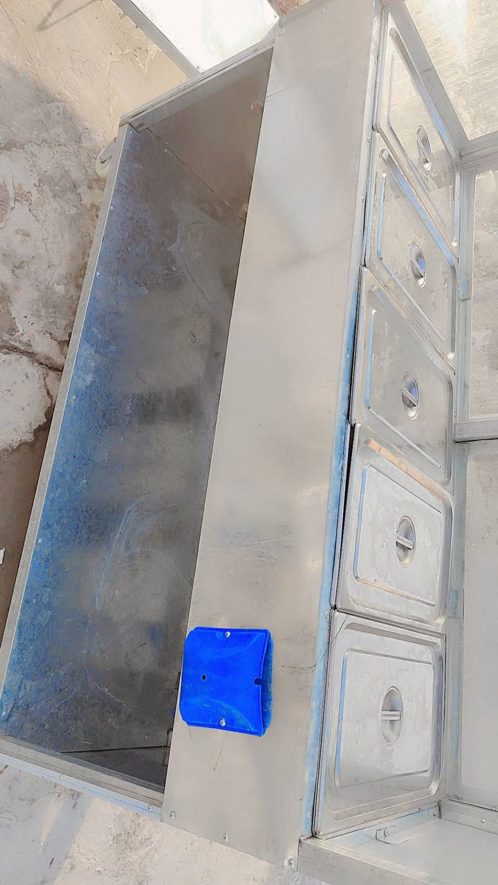 شواية دجاج + حماية +ميز +صينية
اغراض جديدة الله شاهد مستخدمة أقل الشهر وشغالة 
العنوان بغداد الي تفيدة يراسلني واتساب ***********
