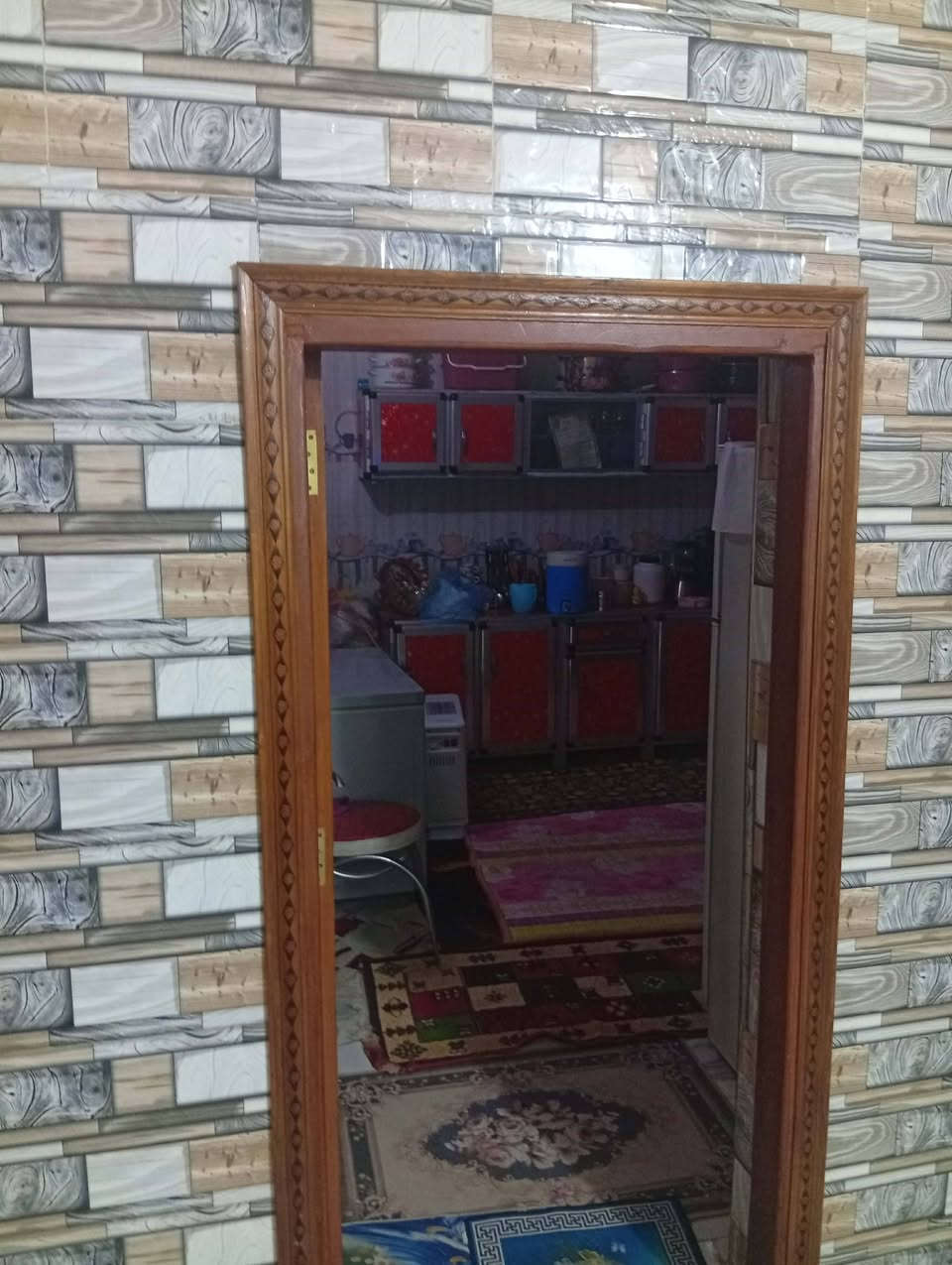 السلام عليكم عندي دار للبيع المساحه الكليه 300 متر طابو زراعي سند 25 تحويل مباشر باسم المشتري متوفره كل الخدمات البيت جديد وحلو والبيت عقاده يرهم قصد مقدمه 35 والشهر 500 النقد 45 وبي مجال ورديه سيف سعد شارع المشجر قرب ملعب بغداد الاستفسار مراجعه مكتب عقارات الحسام اتصل على رقم الهاتف ***********+*********** اخوكم ابو مومل
