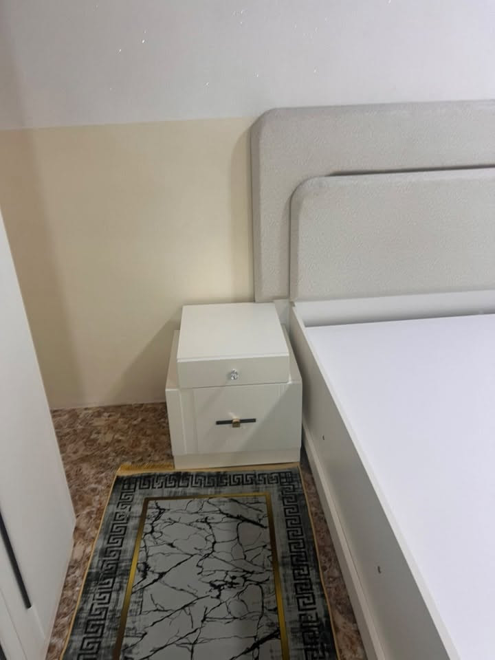 مستعمل اسبوع فقط للبيع
بيها انارات جوه التخم داخل الصندوق داخل ميز تواليت 
للاستفسار ***********
