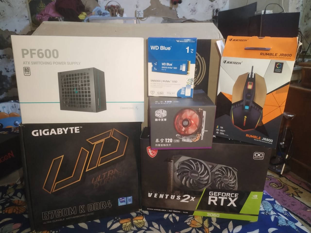 كارت شاشة. GEFORCE RTX 3060 12G NVIDIA
بوار سبلاي. PF600 ATX SWITCHING POWER SUPPLY
المعالج i5-12400F
الهارد WD Blue 1T SSD
مذربورد. GIGABYTE B760M K DDR4 
رامات DDR4 16 GB. 3200LEXAR
مبرد. هوائي COOLER MAS
الكيس GAMING CASE ار جي بي
مكاني بغداد مدينة الصدر شرط التجميعة جديد بعدهي بل ضمان سنة واتساب *********** و موجود خاص
