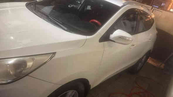 السلام عليكم توسان ٢٠١١ خليجي مكفوله من الضربة لون ابيض رقم مميز بغداد بيها مكانات بارد استخدام منزلي مامتعوبه السياره نضيفة جداً المكان بغداد السيدية 
السعر ١٣٨ مجالها قليل 
***********
