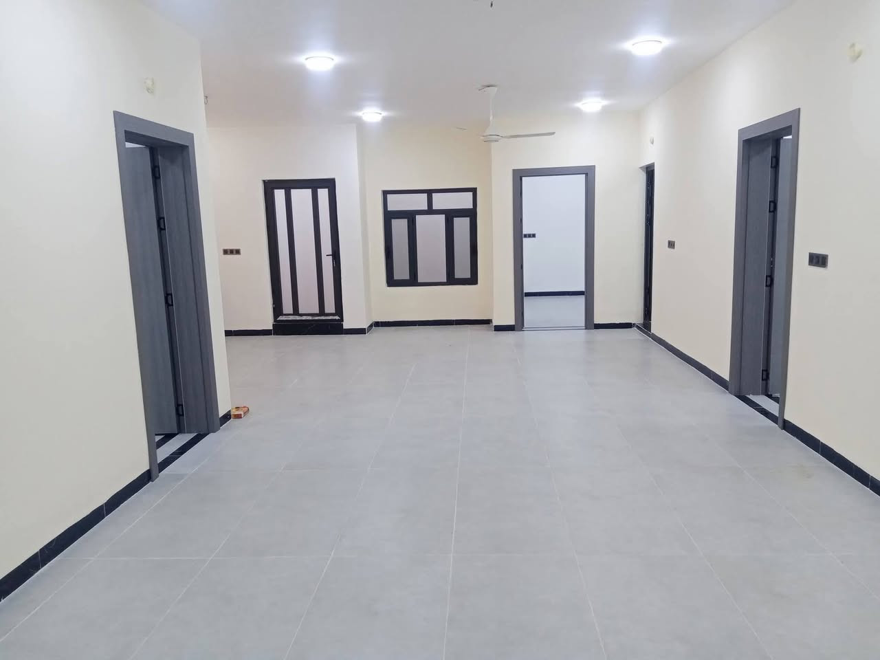 بيت للبيع 
المساحة ( ٣٠٠ ) متر
أمام حديقة عامة وجامع 
البيت ما مسكون ابد ( جديد)
شارع 15 متر

تبريد مركزي 
عدد المطابخ ٢
عدد الغرف ٥
عدد الحمامات والمرافق الصحية ٣
هول 
صالة 
ديوانية
شرط التحويل باسمي

التواصل. ***********
واتس 

الموقع - محافظة الانبار - الرمادي _5كيلو
