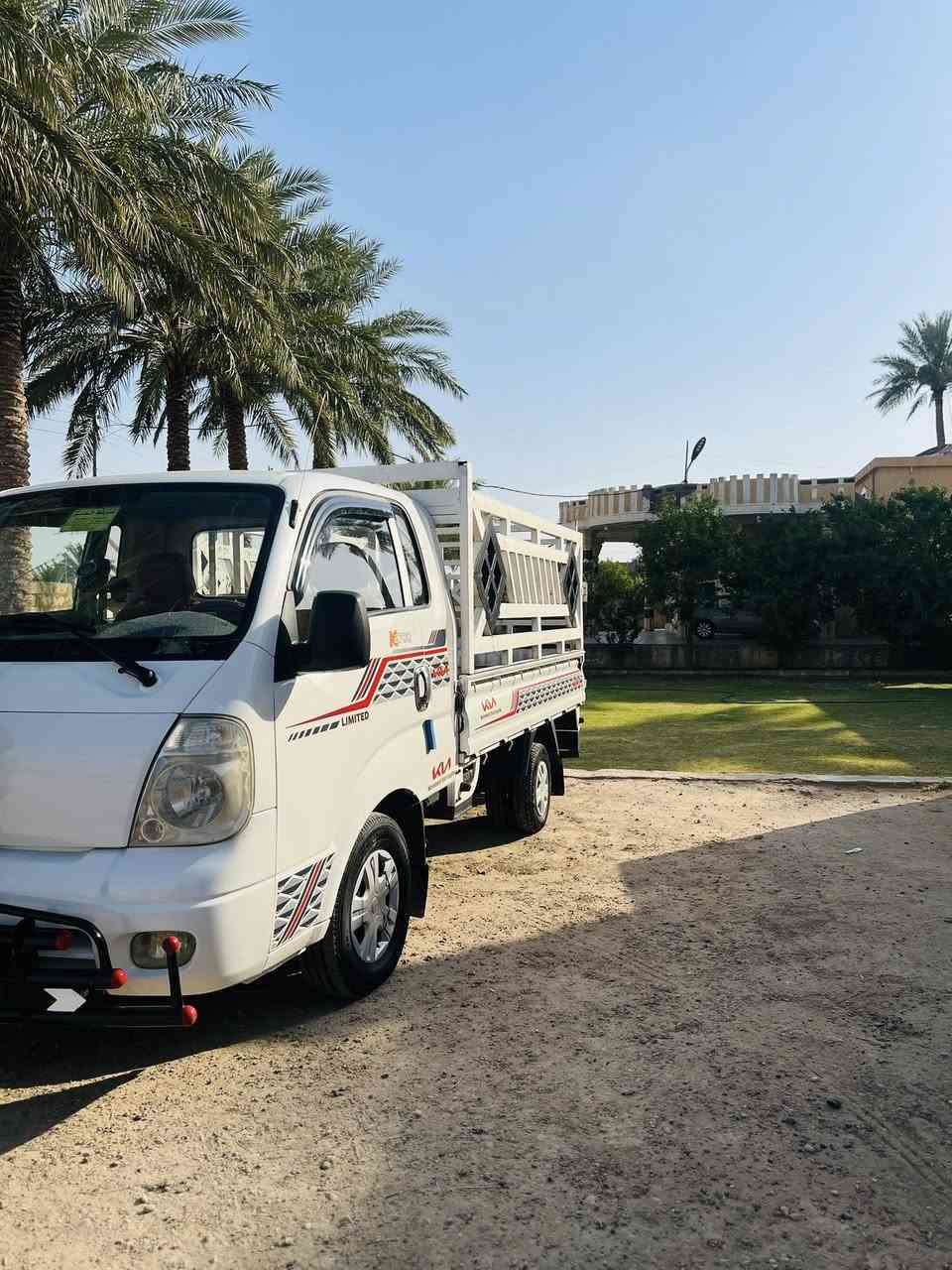 السلام عليكم كيا حمل موديل عشره كفاله عامه من شاصي طخه ضربه سياره جيديده تبريد ثلج كير ومحرك  كفاله  كشر حيل نضيف غرفه بلاديه ***********
