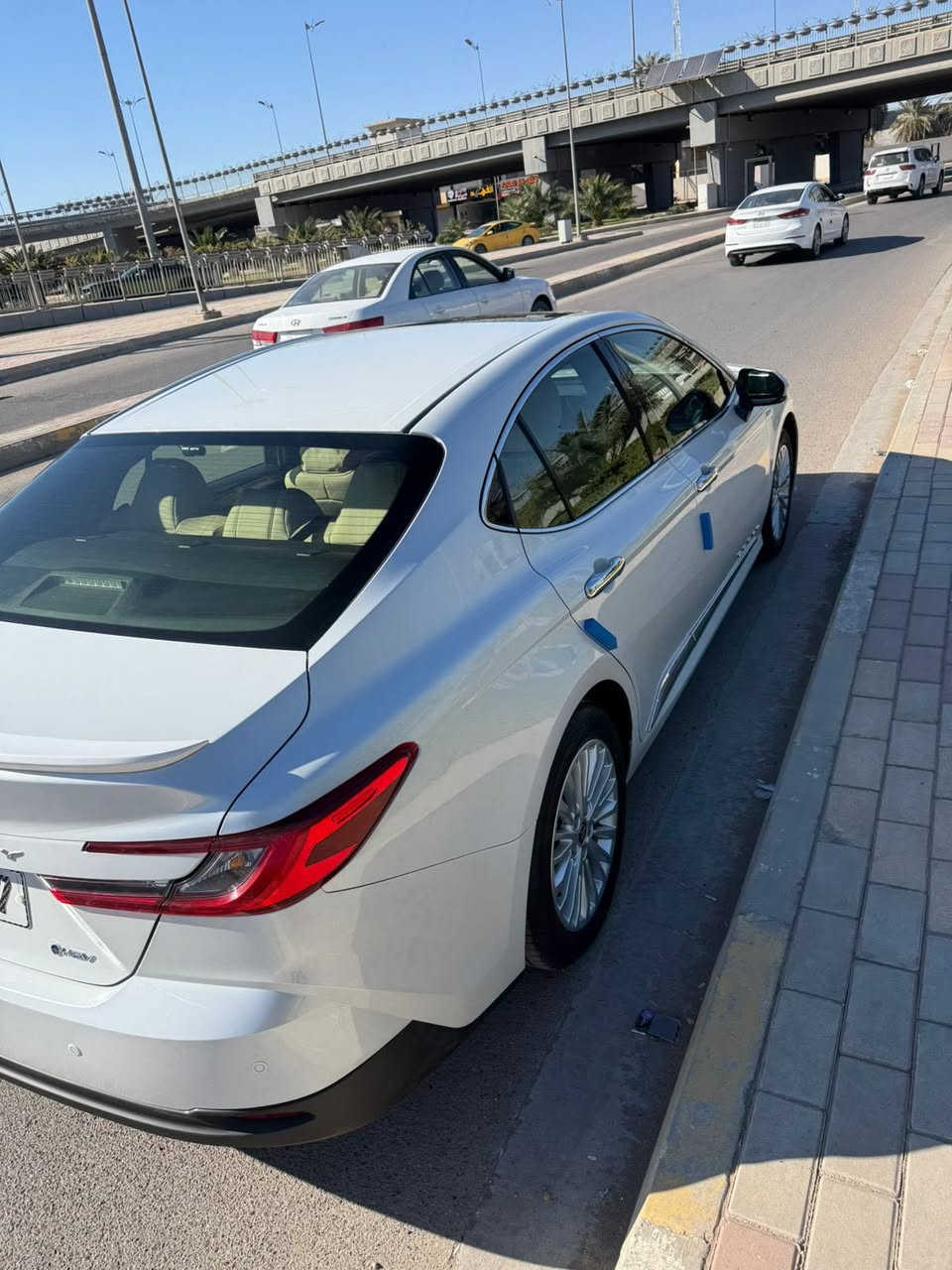 كامري  E بلص 2025 وكالة عبد الطيف جميل (ياباني )
محرك 2500 هايبرد 
🔥السعر 265 مكان السياره الرمادي 
🔸سلايت 
🔸محرك 2500 هايبرد شحن ذاتي 
🔸برده خلفيه كهرباء 
🔸بصمه تشغيل + دخول ذكي 
🔸كيجات دجتل شاشه 
🔸هاندر بربك بصمه + اوتو هولد 
🔸شاشه مسجل كار بلي + كامره خلفيه 
🔸كشافات لد 
🔸شاحن لاسلكي للهاتف النقال 
🔸لايت زينون + لد زينون 
 🔸ستسم ايرباك 
🔸تبريد قطعتين
🔸تبريد شاشه بيانو
اشاير مري + مري شفط
مانع نزلاق + ايفو مود + مود درايف
حساس امامي + حساس خلفي + حساس ظغط اطار  كفاله عامه وعداد الكيلو منتر 12الف
***********
