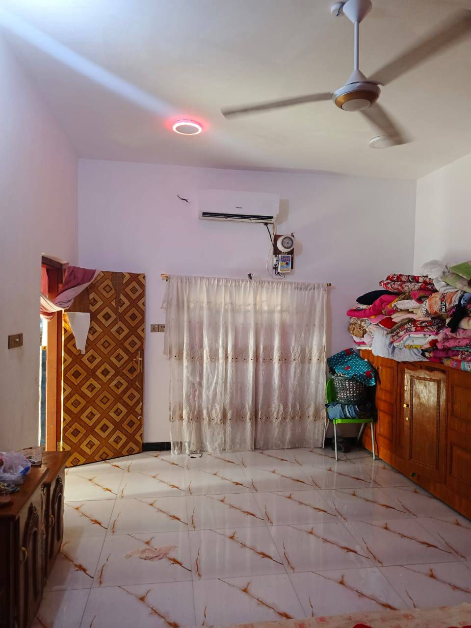 سلام وعليكم  دار للبيع مساحه 500 الاستقبال 12في4صاله8في6 مطبخ6في 4 صاله 14في4ونص ثلاثه غرف على 6ونص في 4 بناء 275  والطارمه 175 م في السبل قرب مولد بهاء السبل الاولي السعر80
***********
