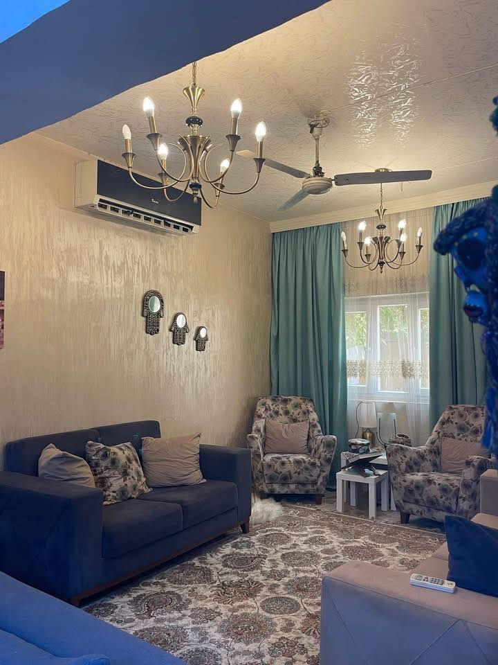 السلام عليكم
بيت للبيع طابو صرف طابق واحد بناء قديم نظيف جدا /ترميم حديث 

المساحه /200 م 

يتكون البيت من :مطبخ -صاله -كلدور-غرفتين نوم -مجمع صحيات 2-كراج سياره-حديقه 

🌏#موقع  الدار /حله /شارع 60 /خلف جامع الزهراء /بدايه جسر الطهمازيه 

للاستفسار اكثر مراجعه مكتب :

🏛️

تتوفر لدينا كافه العروض وبااسعار مناسبه -بيوت-اراضي-تجاري

#عنوان المكتب /حله /شارع 80 جهه كربلاء /مقابيل اسماك الشجيري ☎️***********
