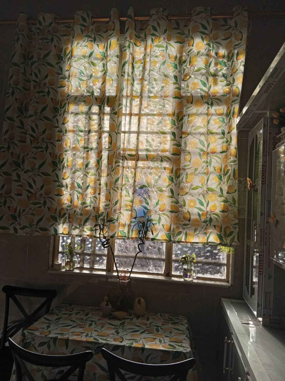 بيت للبيع بلكرادة ع شارع قريب البنجرجي مساحة 250م بناء بلوك بناء حديث صار اربع اشهر منخلص البيت مساحة واسعة غرفتين وصالة وكليدور ومطبخ وصحيات وسطح عدد 3وبيتونة جبيرة وحديقة وكراج جبير سيارتين تصير بي استفسار ***********
