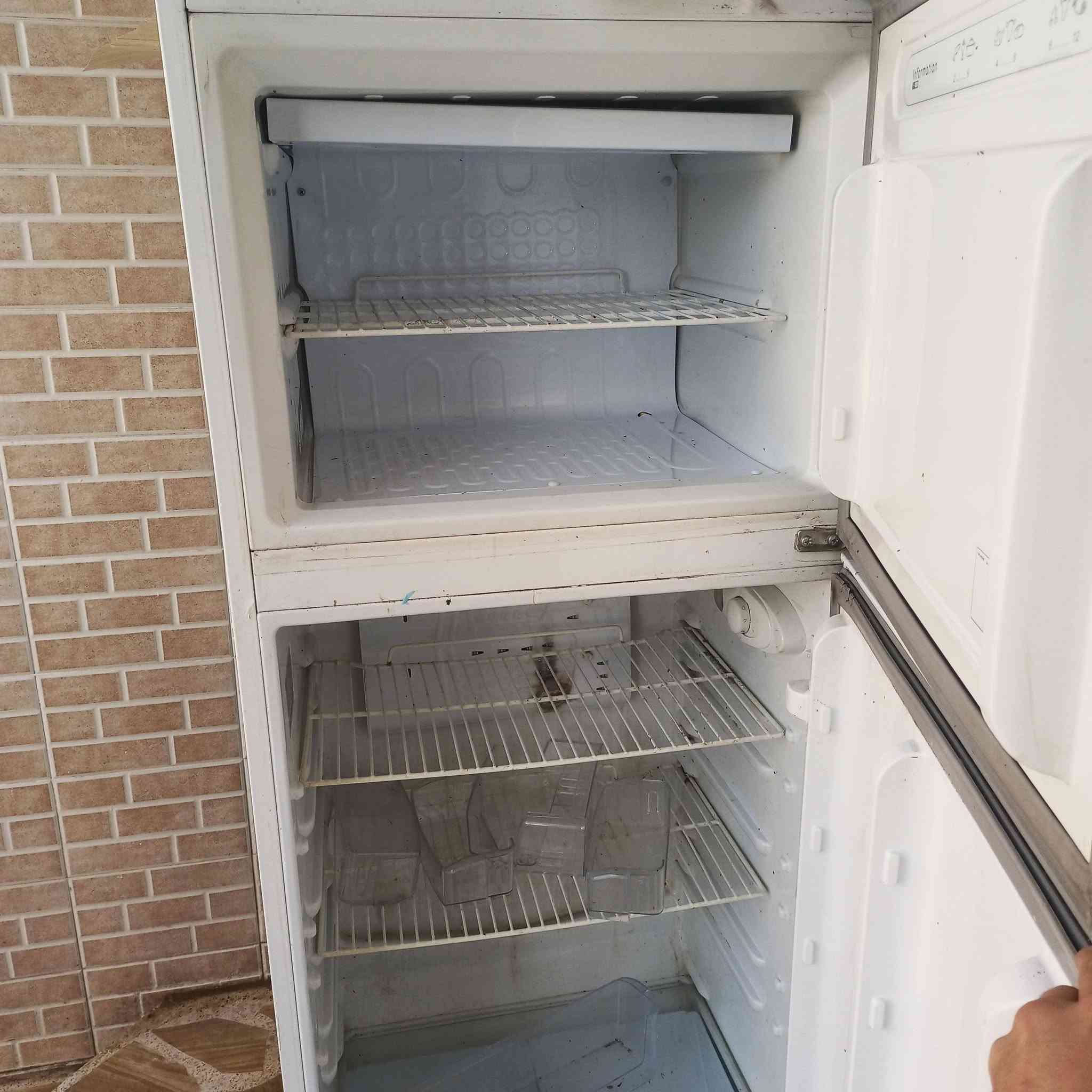 سبلت 2 ونص جنرال وثلاجه للبيع
***********

