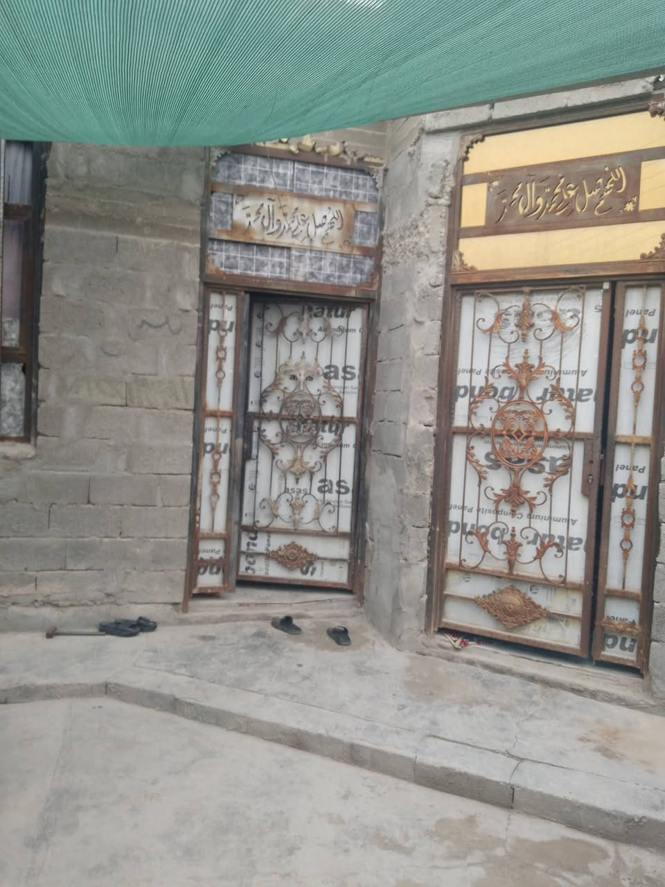 بيت للبيع حي الأنصار قرب شارع الصحفين مرتسم قطع سابقا  المساحة 250 متر مسلح تسليح الأرضية والسقف يتكون من غرفة 5 متر والثانية صغيرة للاطفال وديوان 7 متر وصاله كبيرة 6 متر ومطبخ 5 متر وصحيات  داخل وخارج وحوش كبير وحديقه البيت وماء وكهرباء ونت ضوئي  بس ملبوخ سمنت يحتاج صبغ أو سيراميك  السعر خاص للتواصل ***********
***********
