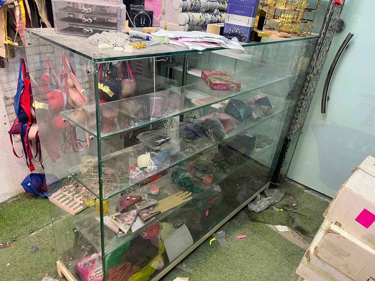 رفوف جدار مع سكك رف جام مع ميز جام للبيع ***********
