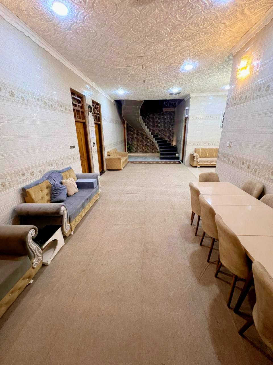 بسم لله ماشاء الله

للبيع بيت مساحه ٧٠٠متر
 ((السعر  ٨٥  ))

(( طابو سند ٢٥)) مداور مباشر
بناء حديث طابوك والسقف صب كونكريت

شبكه خدمات متكاملة 
 مركز صحي
مدرسه قريبه
صيدلية قريبه 
 ماء أسأله وسقي 
كهرباء ومولد ذهبي
ركن على شارعين تبليط
مداور مباشر بأسم المشتري 

ركن على شارعين تبليط
  يتكون من.
١_ #كراج يتسع لأكثر من ٤سيارات
٢_ #حديقه كبيره
٣_ #استقبال  (١٠ *٤ ونص)

٤_#صاله   ( ١٤  *٤ ونص)

٥_#صاله    (٨ *٤ونص)

٦_#مطبخ  (٦*٤ونص)

٧_#صحيات داخلية متكاملة

٨_# سياج حجر كامل

٩_#قطعه ١٥٠ متر

الموقع:: الحمزه الغربي #التياس قرب المركز الصحي
على الشارع العام مباشر

***********  متوفر واتساب 

***********
