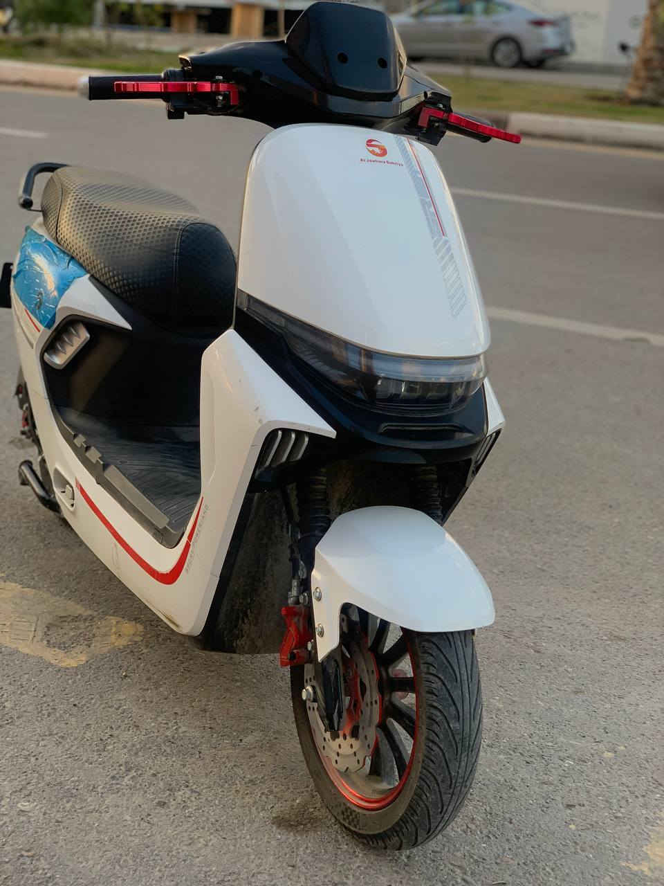 للبيع دراجة كهربائية شحن 
استخدام بسيط جداً 
بطارية: 72V ليثيوم
ملف :2000
المسافة: فل شحن يمشيك تقريباً 70 كم
شاشة ديجيتال لمتابعة السرعة والبطارية
فرامل ديسك أمامي وخلفي
إنارة LED + إشارات
نظام R البك
مكان كرسي واسع لشخصين
وبيها هواي مواصفات بعد 
الموقع: بغداد
السعر: 850 الف 
للتواصل: ***********
