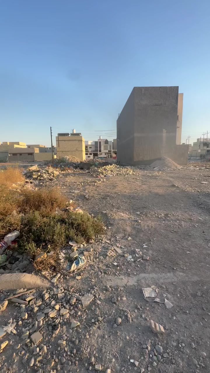 قطعة أرض للبيع 100م في الدورة ابو دشير شارع خط النفط القطعة بفرع هادئ وقريب من الشارع الرئيسي السعر 35مليون دينار فقط التواصل خاص او اتصال *********** ملاحضه المنطقه كامل خدمات كهرباء أو ماء او تبليط وقريب منها مدارس او سوك
