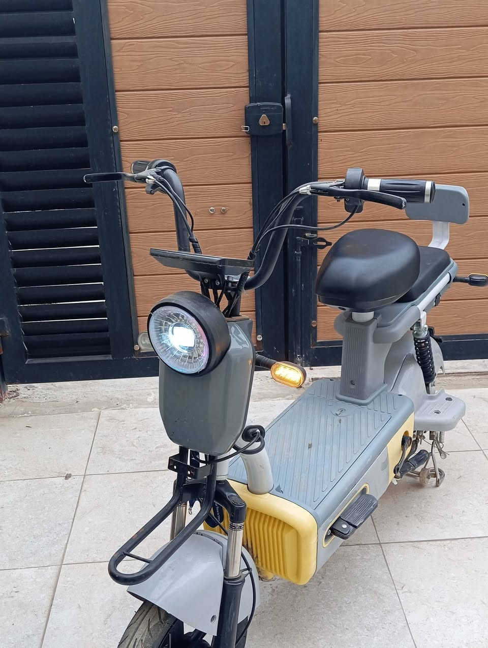 السلام عليكم دراجه شحن للبيع  تشغيل سويج وكارت كلشي شغال بطاريات نضيفه وجديده و ممفتوحات هورن اشاره يمنه يسره ضوه قوي 3 سرع ناقصه بس سله وبايدرات ودواسه الي من جه اليمنه وبيه پنجر الارقام للاتصال ***********
*********** 
واتساب
