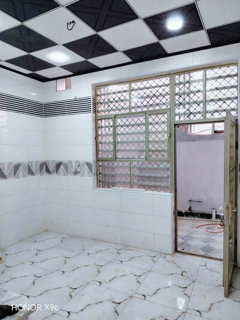 بيت لبيع مسجل بل بلديه  عنوان خلف أسواق كرار طويل قرب ساده مجاهيل غير مسكون  مربع 100 متر يحتوي على غرفه وستقبال مطبخ وصاله وتخاريج اساس كونكريت البنين طابوك سقف صب كونكريت  شبابيك تسكام بيت درجه أوله تصال على رقم ***********
