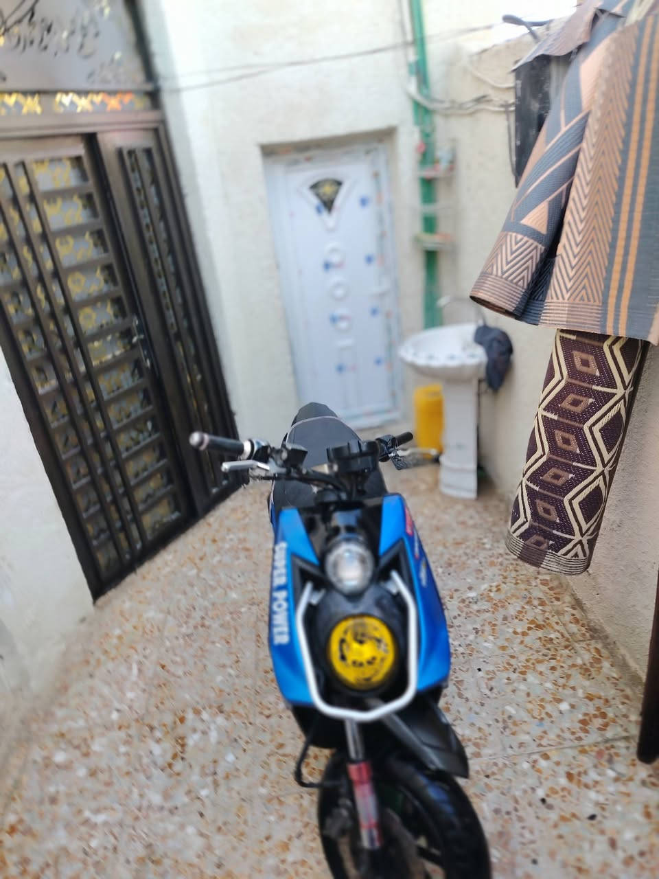 السلام عليكم  الدراجه لبيع الدراجه مزوده تزويد خارجي شوفت عينك السعر ٩٥٠ وبيه مجال العنوان نجف الشرف الرقم ***********
