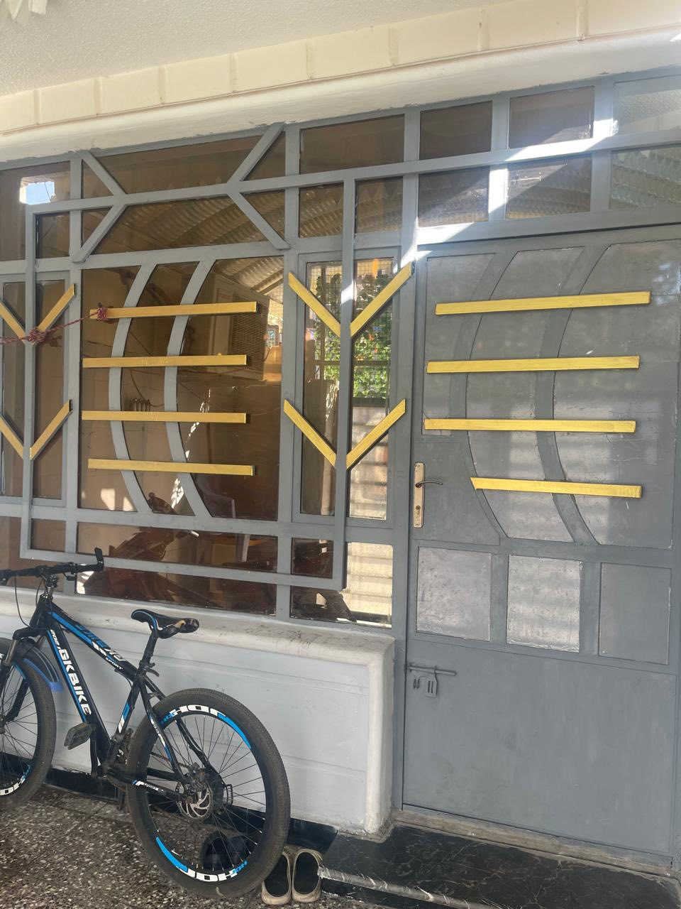 السلام عليكم بيت للبيع ملك صرف المساحة 80متر واجهه 4نزال21 الشعب حي التجار العقاري الثانيه يتكون من :
غرفه نوم واستقبال ومطبخ حار وبارد وحولي وخدمات
الطابق الثاني غرفتين وخدمات مع سطح خلفي وامامي 
للأستفسار اكثر على الرقم التالي 
***********
