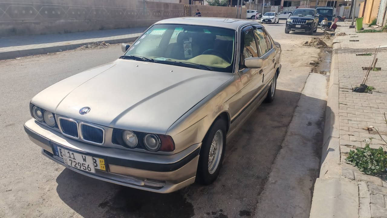 سلام عليكم ورحمة الله بي ام دبليو موديل ١٩٩١  ٥٢٥ مسكر فول فتحة طكتين تبريد+تدفئة قطعتين مكينة وكير كبس تخم تاير ويل نحلة أصلي لايت زنون أصلي أصفر سعرة ورقة تغليف غرفة جلد اصلي سعرة ٦٠٠ ألف بطاين و كشنات و عليها ادامة كاملة عبوة فيت بم وطوافة سعرها ورقة شاشة عرض بالدشبول للون ذهبي مميز السيارة مكفولة من الدعامية للدعامية بدون ضربة وخياس مصبوغة صبغ جديد حراري درجة اولى للجمالية فقط رقم بغداد دولي لغاية ٢٠٣٠ بأسمي موجودة بالكوت وهذا رقمي واتساب *********** سعرها ٧٣ بيها مجال قليل
