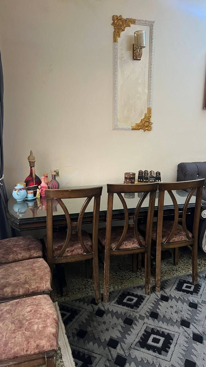 السلام عليكم 
ميز طعام خشب تركي صاج درجه اولى 
مع 6 كراسي دوشمه مال كراسي ديباج 
وقويات وعمليات ما بي اي كسر بي جامه 
فوكه تنشال يتنضف وترجع
الميز مساحته جدا جبيره وحلو ومرتب 
السعر 300 الف بي مجال بسيط 
العنوان بغداد الكرخ 
الاستفسار *********** واتساب
