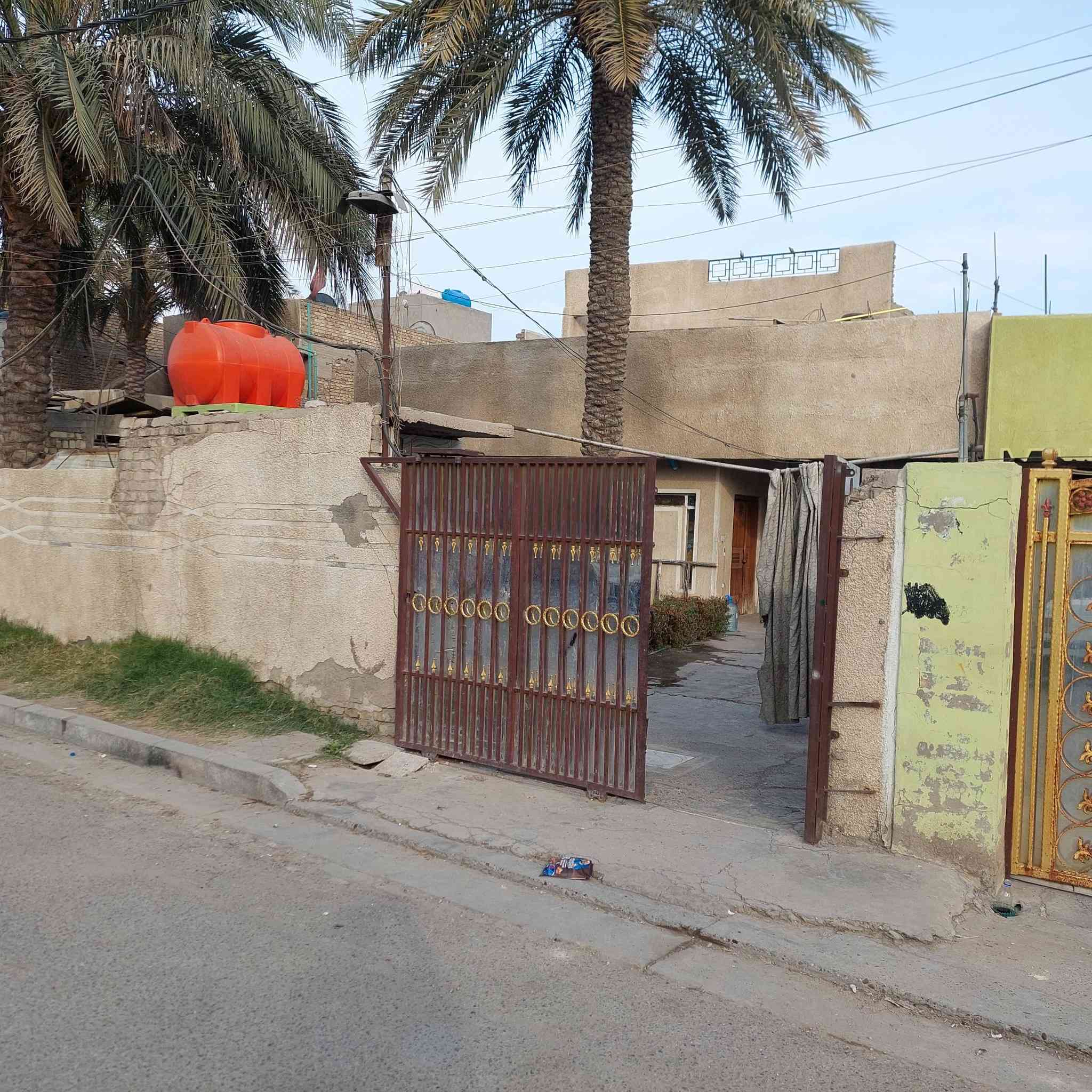 دار للبيع حي الزهرا (الكماليه)
مساحه 318 متر تحويل مباشر  الكماليه شارع الجامع قرب محلات الجوراني طابقين 6 غرف + هول + استقبال 3 صحيات ماء + كعرباء + مجاري جديد /// ***********
