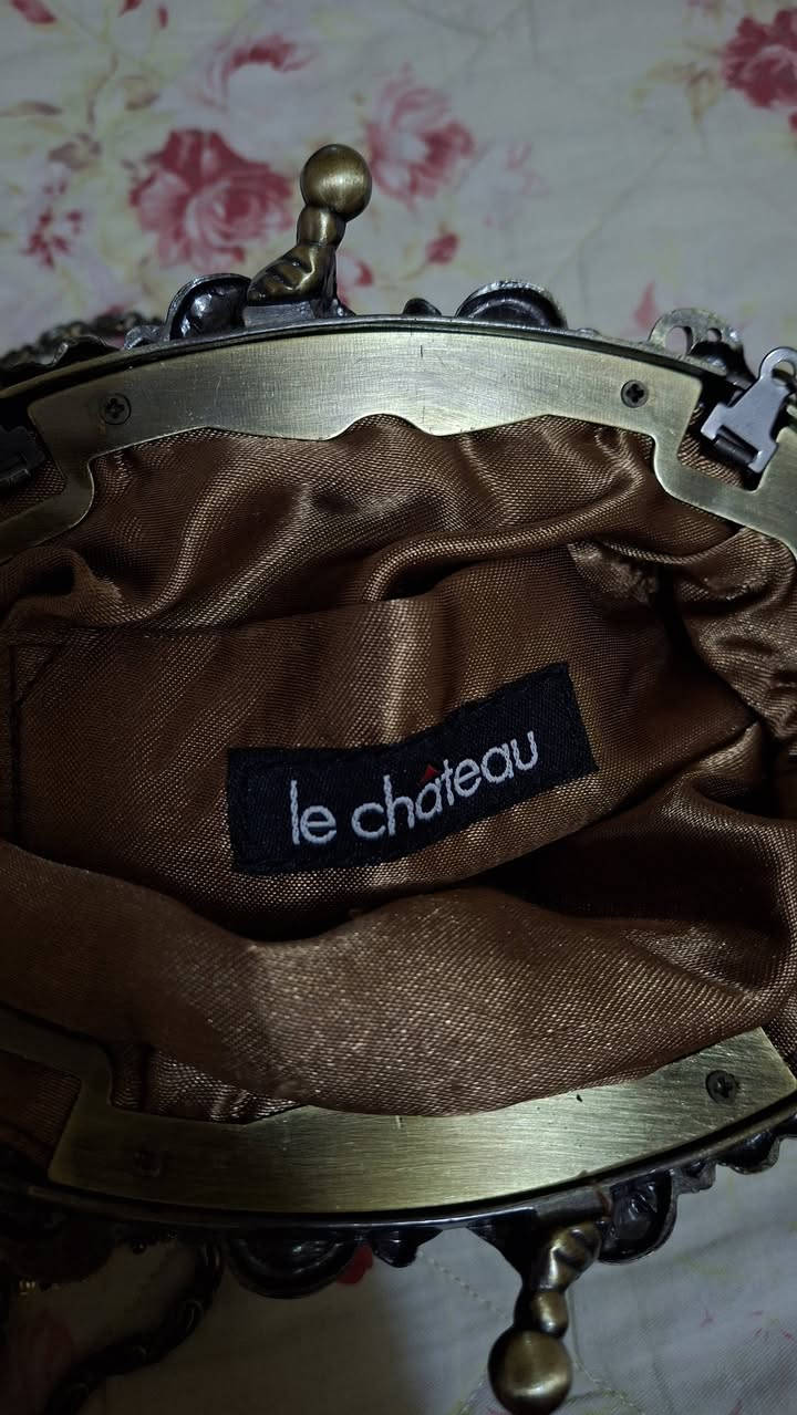 حقيبه يد فنتج من ماركه. Le château.  🇨🇦🤎🤎🤎🤎


**إذا كنت صاحب هذا الإعلان وتريد حذفه لأي سبب، رجاءا أرسل رسالة إلى الدعم الفني**