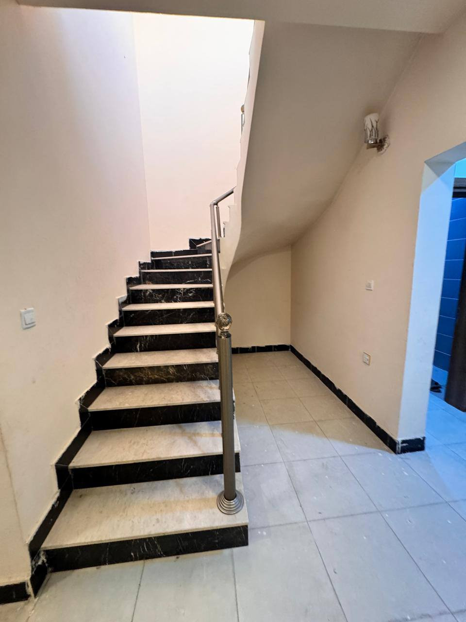 دارللييع200 متر حي الجامعة خريطة ڤيولا مجمع مدينتي قرب جامعة كركوك فرع مميز قرب المول والمدارس ٣غرف نوم استقبال هول مطبخ صحيات٢ كراج سيارة حديقة للاتصال***********
