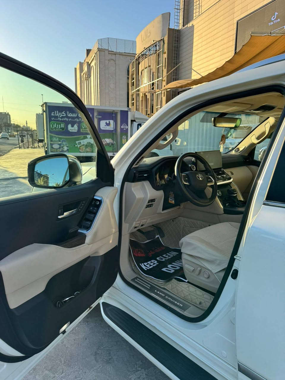 نوع السياره : تويوتا لاندكروزر  VX lmted
ســـــــنة الــــصـنع:2024

السعر :  ظع رقم 1 يأتيك  

لوحة التســـجيل: اربيل 
الــمسافة المـقطوعه:   6 الف كم
نـــاقــــل الــــــحركــة:  اوتوماتيك
ســــعة الـــــمــــحرك:  6 سلندر حجم 4000 تنفس طبيعي المرغوب
انــدفــاع الــعــــجـلات:خلفي وامامي (دبل اكسل)  
لــــــــون الــــســـيارة:ابيض صدف
لــــــــون الــــفـــــرش:  جلد بيجي 

الـــــمــواصـــفات . 

 شاشه كبيرة لمس كارپلاي بلادي
مرايات كهرباء  وقلاب
  تبريد مركزي 3 قطع
 ثلاجة 
تحكم استرين
 نظام ايكو 
تبريد وتدفئه لجميع المقاعد السائق وجميع الركاب
سستم صوت كامل  gbl
شاشات عدد 3 بلادي حفر من الكشن مو تركيب
سلايت
دبل اكسل
ويل كب كروم حجم20
بكرة تحكم بوظعيات القيادة 
ريتايدر 
داخل مطعم بصاج بلادي
دوسات ختم واناره لاندكروز بلادي
شاحن لاسلكي لشحن الهاتف النقال بلادي
اشارة متحركة
هاندبريك بصمة واوتو هولد
لايتات امامي متحرك زنون
رادار امامي توقف ذاتي
كشنات خلفيه كهرباء 
شاشه تحكم لوحة مفاتيح التبريد الخلفيه دجتال
مخرج كهرباء تغذية خلفيه 100W و220V

 سياره بدون اي نقص ومصرف  ...وفول ١/١  ....  باقي مواصفات الاندكروزر  VX المعروفة 
مــــكان الـــــــــسياره: بغداد جميله 
حـالة الـسيارة مكفولة كفالة عامة من كل النواحي والسيارة مخزونة في البيت
استيراد شركة ساز صفر اربيل 
اخوكم هيمن وندي الاركوازي
***********
***********
ويوجد لدينا توصيل السيارات لكافة المحافظات العراقية ( ناقلة / سياقة )
