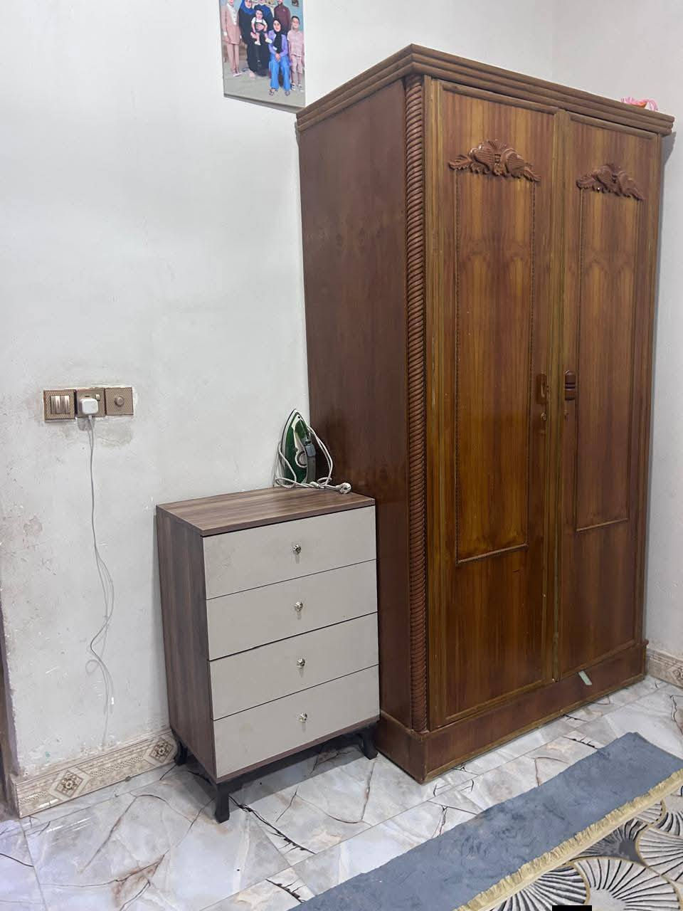 غرفة نوم متكونه
كنتور 
ميز تواليت 
جربايه مفصلة اله سرير خشب 
سعره 300 الف 
كاروك طفل هزاز سعره 75 
كنتور بابين تفضال جديد لوك 150 الف 
غرفه نوم ثانيه 
كنتور وميز تواليت
وجرابي عدد 2 حديد
سعرهن كلهن 200 الف 
***********
