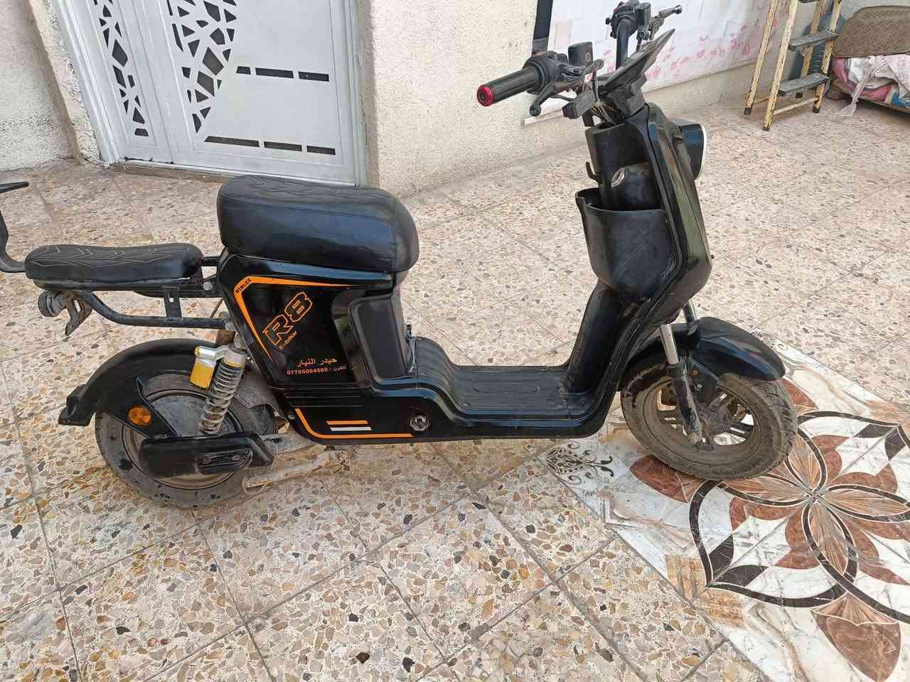 دراجه شحن R8
سعر 250
يحتاجلهة فقط بطاريات 
عنواني بصره تنومه
واتساب ***********
