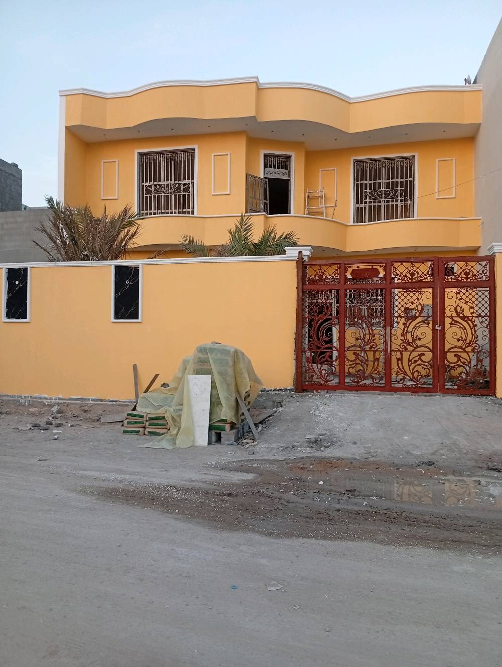 🏠 بيت للبيع في أبي الخصيب – منطقة مهيجران📍 الموقع: أبي الخصيب / مهيجران شارع حسينية داود العاشور
📐 المساحة: 300 متر مربع
🔹 مواصفات البيت:
بيت طابقين
7 غرف واسعة
دوانية
مطبخ
صحيات داخلية وخارجية
البيت غير مسكون وجاهز للسكن فوراً
💰 السعر المطلوب: 260 مليون
✔️ قابل للتفاوض
📞 للتواصل والاستفسار:
***********7