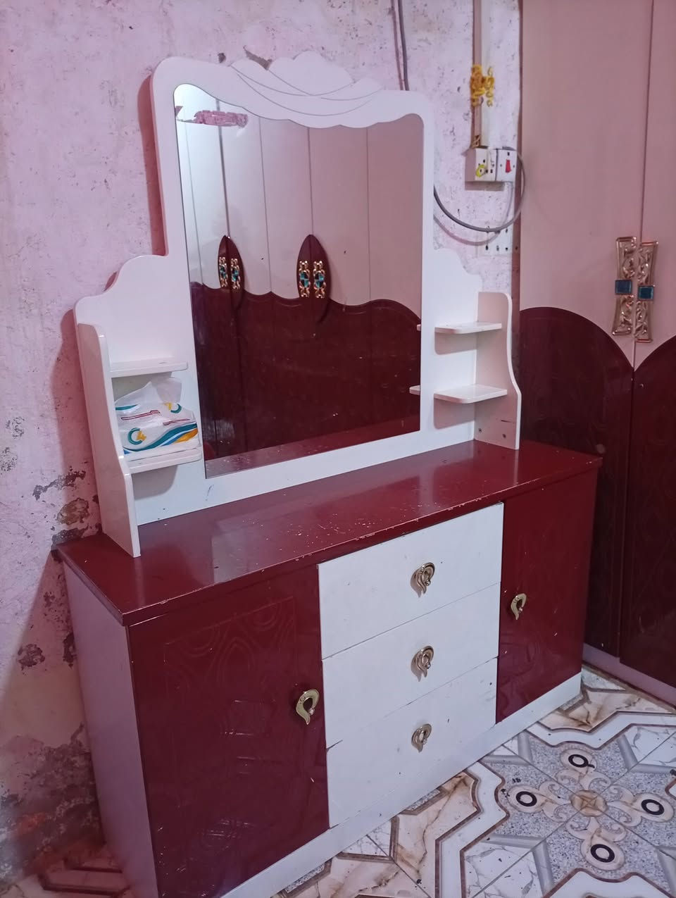 غرفه للبيع نضيفه رايدها ب500 وبيها مجال حك الكروه ***********
