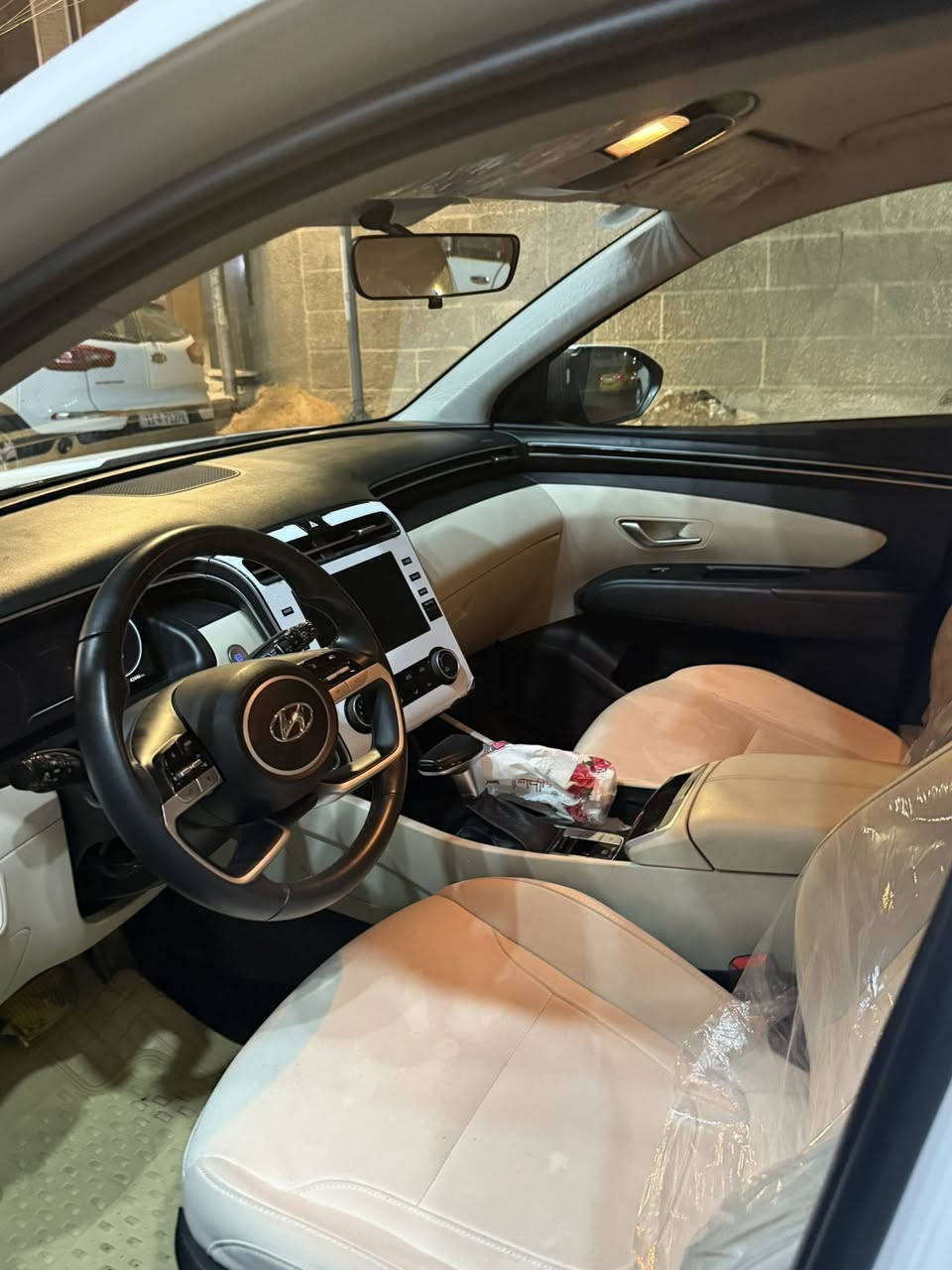 السلام عليكم من رخصة إدارة الكروب عندي توسان موديل 2024 بدون صبغ بيها بارد قليل بالصندوق ماشيه 40السعر 205 بيها مجال مكان السياره بغداد البلديات تلفون ***********
